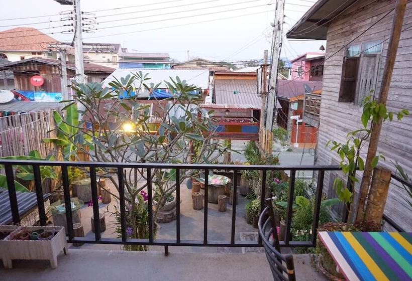 Hotelli Chiangkhan Modern Home