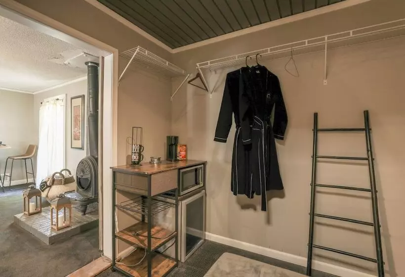 Hot Tub & Hiking Trails: Luxe Georgia Farm Retreat