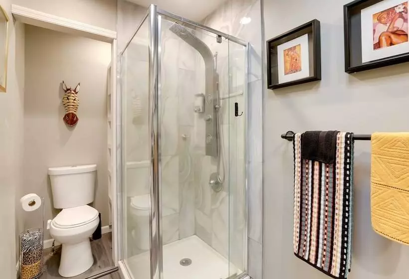 Hot Tub & Hiking Trails: Luxe Georgia Farm Retreat