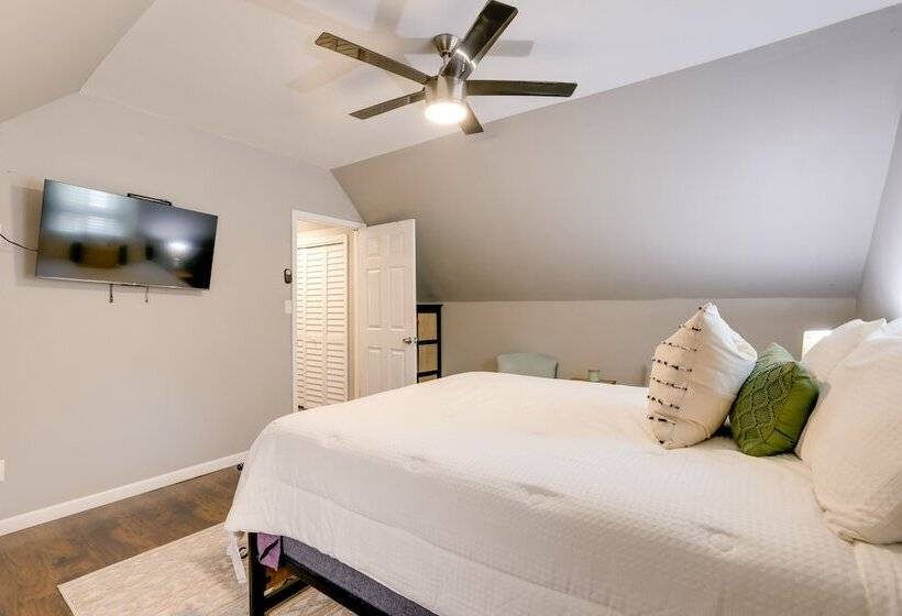 Hot Tub & Hiking Trails: Luxe Georgia Farm Retreat