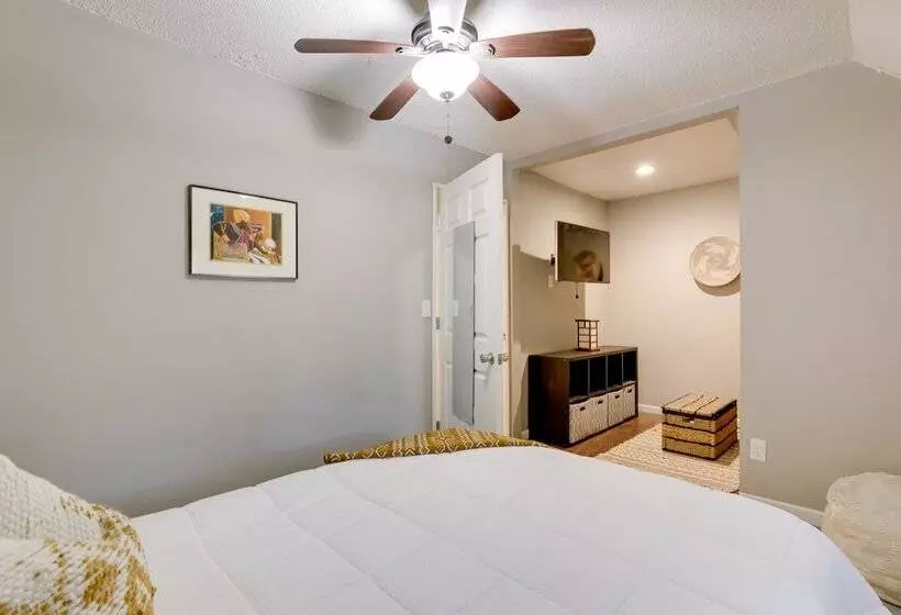 Hot Tub & Hiking Trails: Luxe Georgia Farm Retreat