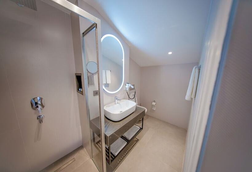 هتل The Palm Bosphorus