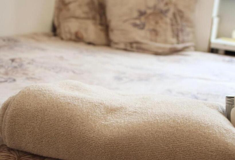 پانسیون Pebbles Guest House Room 3