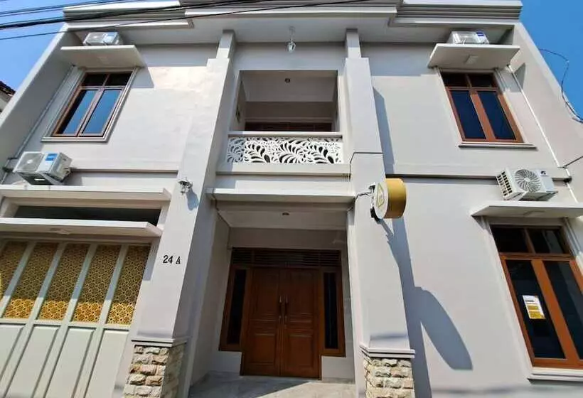 Hotelli Oyo 94026 Uma Arda Hometown