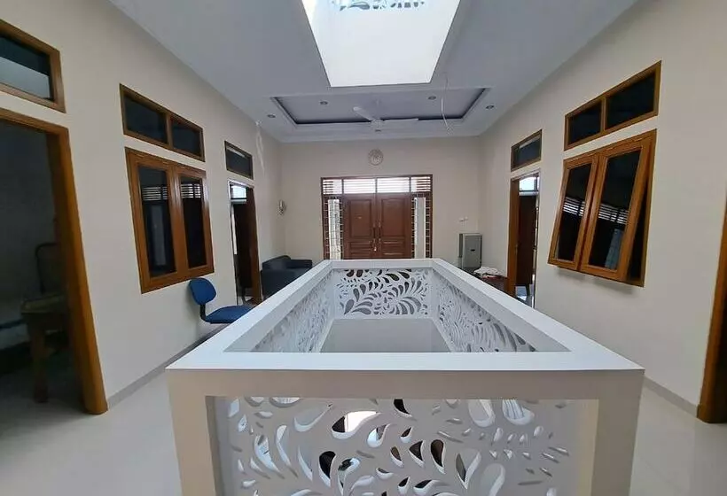 Hotelli Oyo 94026 Uma Arda Hometown