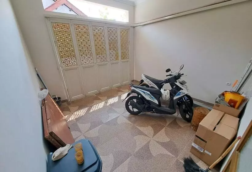 Hotelli Oyo 94026 Uma Arda Hometown