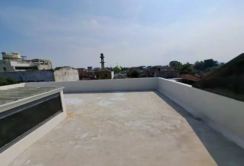 Hotelli Oyo 94026 Uma Arda Hometown