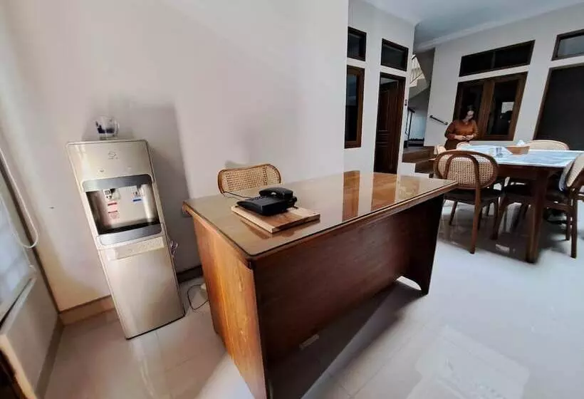 Hotelli Oyo 94026 Uma Arda Hometown