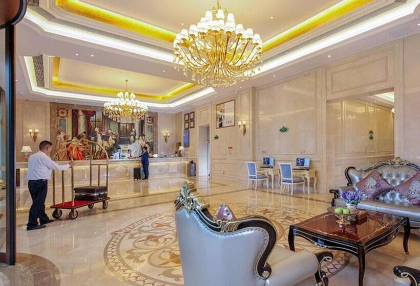 Vienna Hotel Chengdu Xinjin Old Pier Liujianian Metro Station