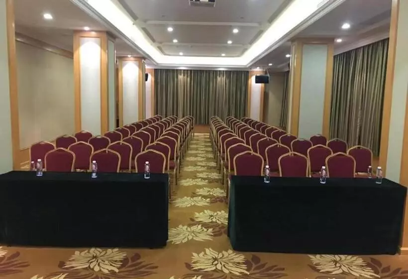 Vienna Hotel Guangdong Shaoguan Renhua Danxiashan County Center