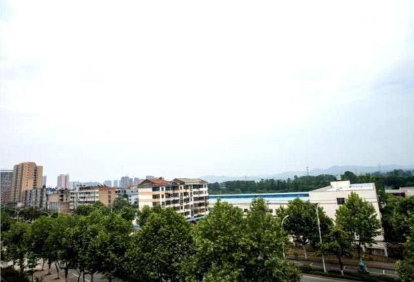 בית מלון כפרי City Comfort Inn Xiangyang Gucheng Railway Station