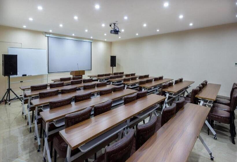 Hotel Zmax Qingyuan Guangqing Railway Station