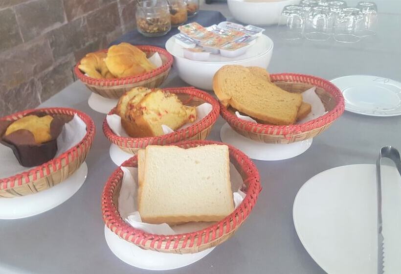 هتل Coventina Lake Suites