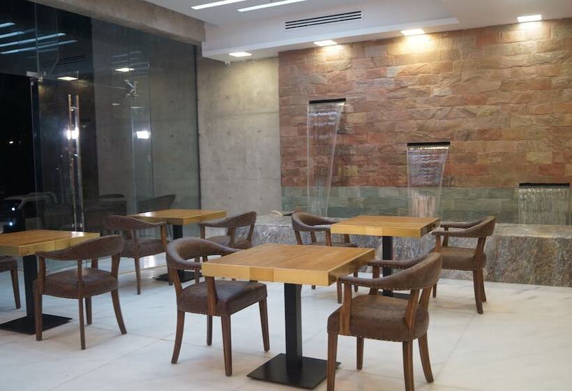 هتل Coventina Lake Suites