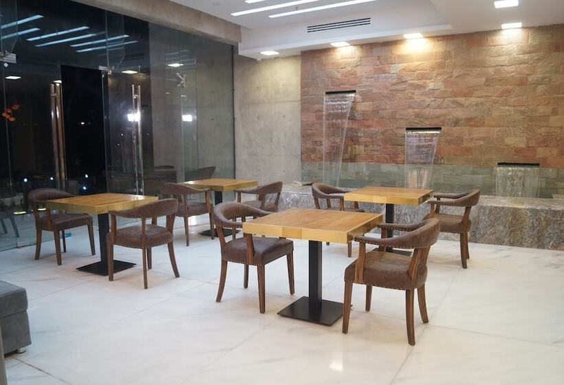 هتل Coventina Lake Suites