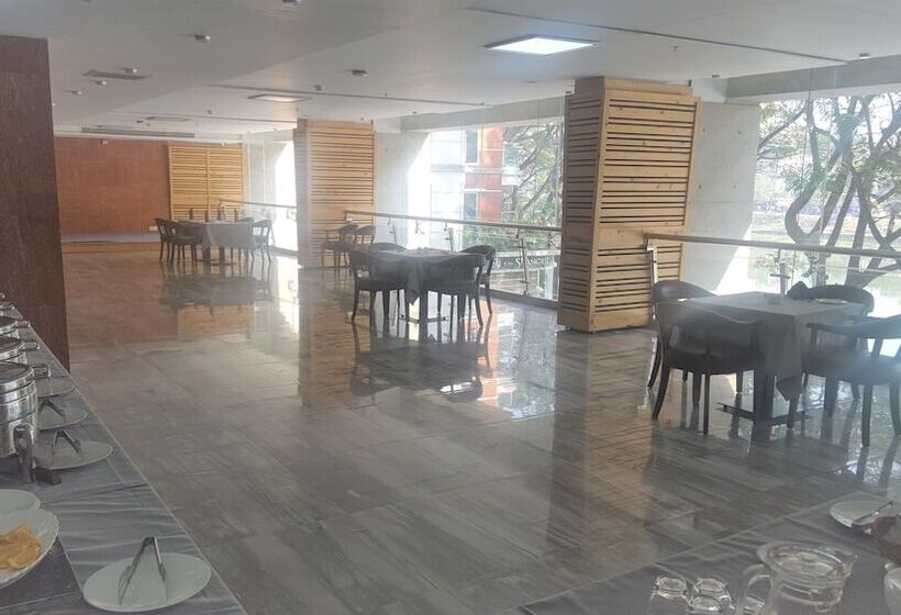 هتل Coventina Lake Suites