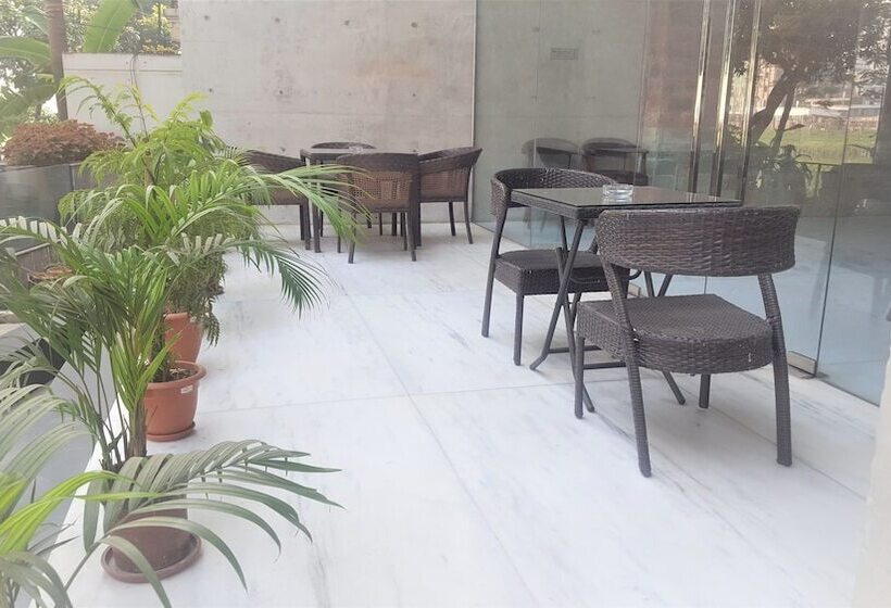 هتل Coventina Lake Suites