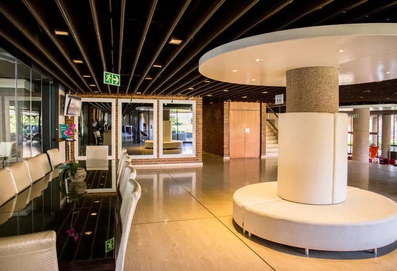 ホテル Fnb Conference Centre And