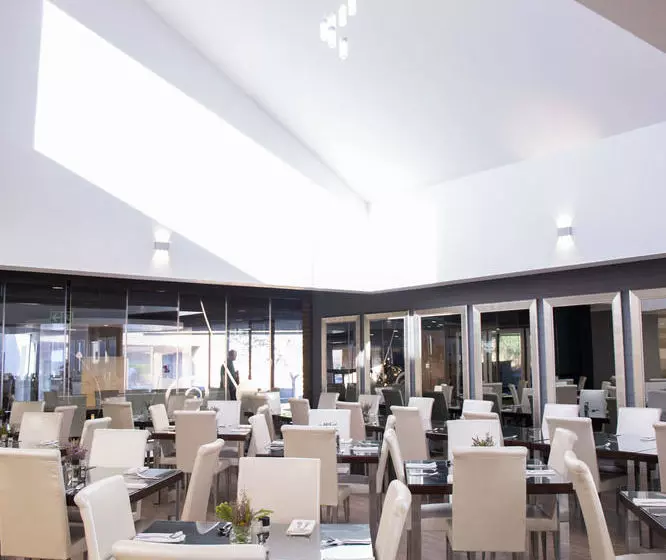ホテル Fnb Conference Centre And