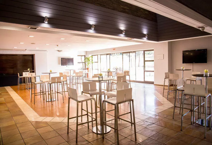 ホテル Fnb Conference Centre And