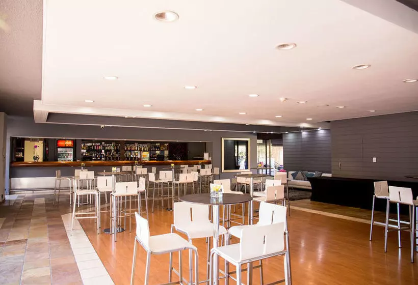ホテル Fnb Conference Centre And