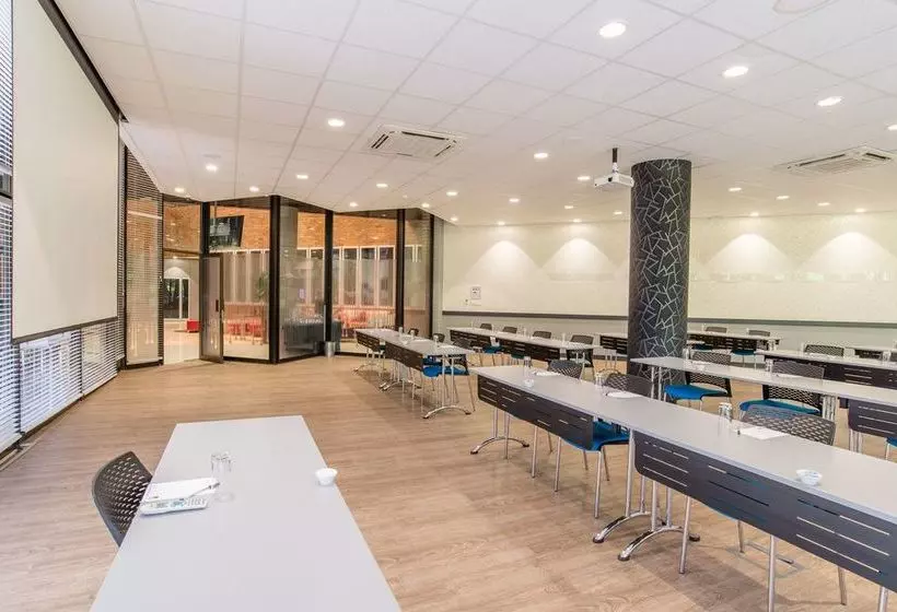 ホテル Fnb Conference Centre And
