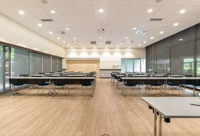 ホテル Fnb Conference Centre And