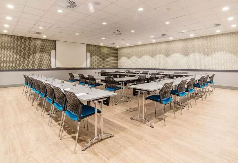 ホテル Fnb Conference Centre And