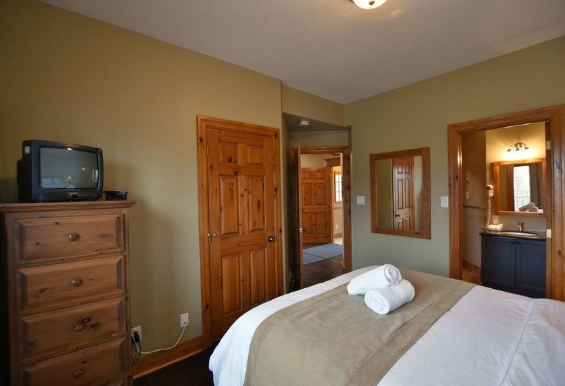 Отель The Lodges At Blue Mountain - Historic Snowbridge Condos