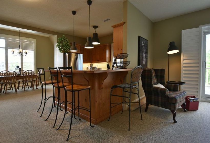 Отель The Lodges At Blue Mountain - Historic Snowbridge Condos