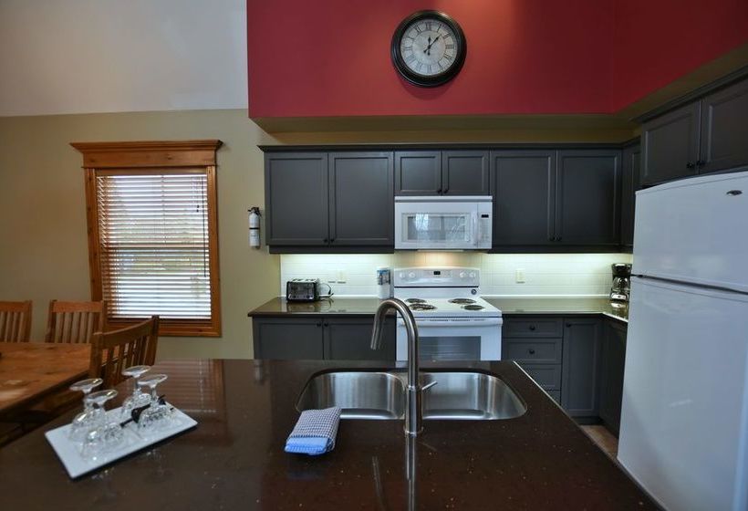 Отель The Lodges At Blue Mountain - Historic Snowbridge Condos