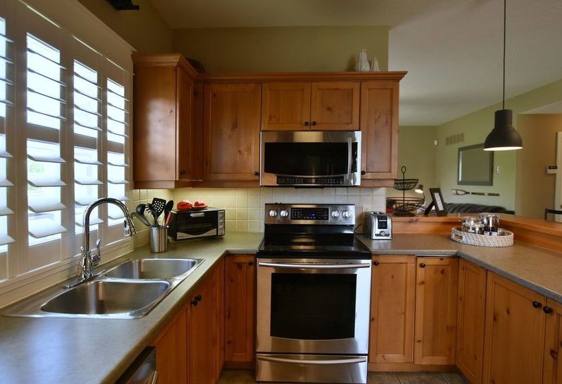 Отель The Lodges At Blue Mountain - Historic Snowbridge Condos