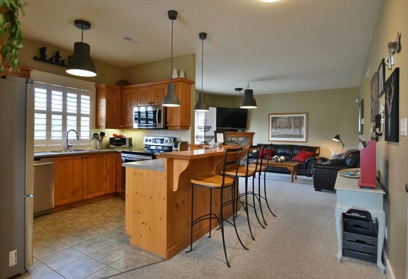 Отель The Lodges At Blue Mountain - Historic Snowbridge Condos