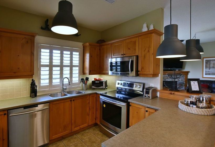 Отель The Lodges At Blue Mountain - Historic Snowbridge Condos