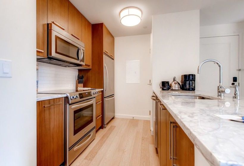 Global Luxury Suites At Bay Village