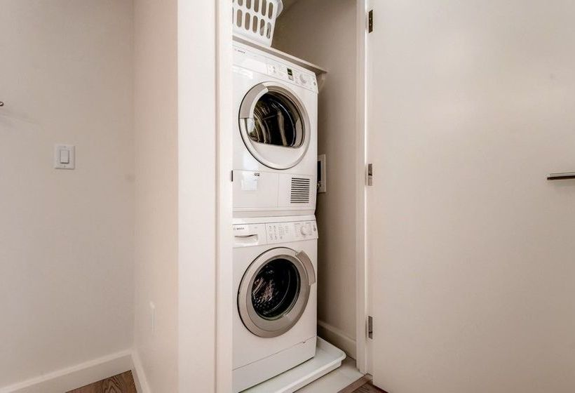 Global Luxury Suites At Bay Village