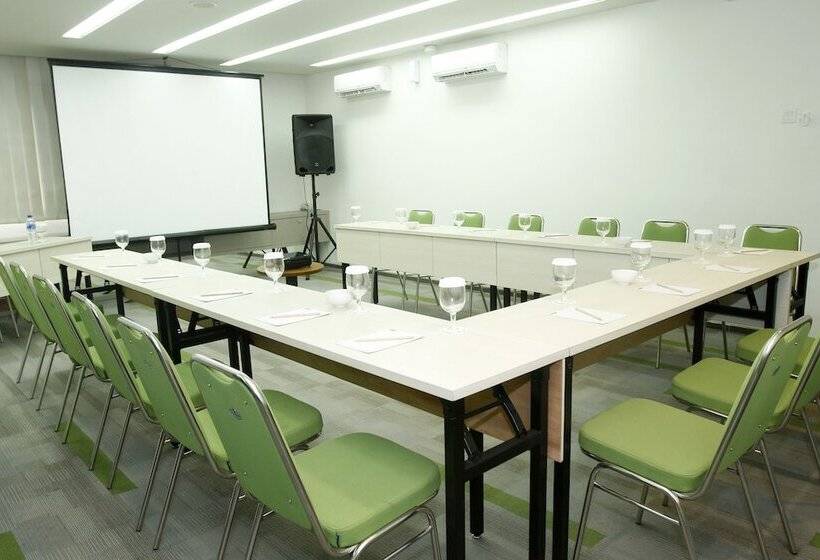 Maxonehotels At Dharmahusada Surabaya