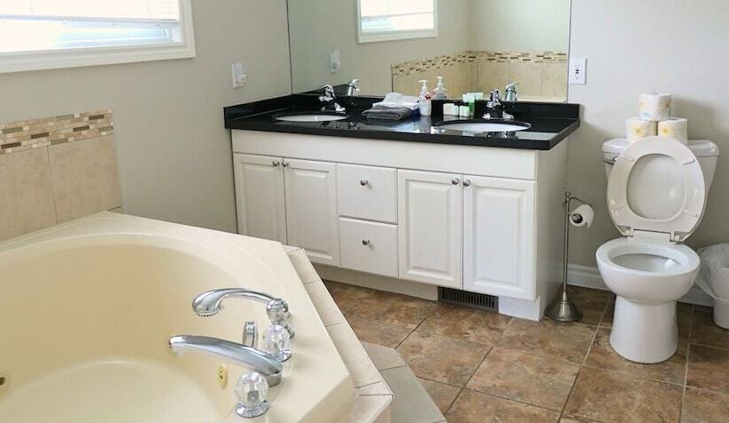 Mountain Views, Steps To Bm Village, Hot Tub, Bbq