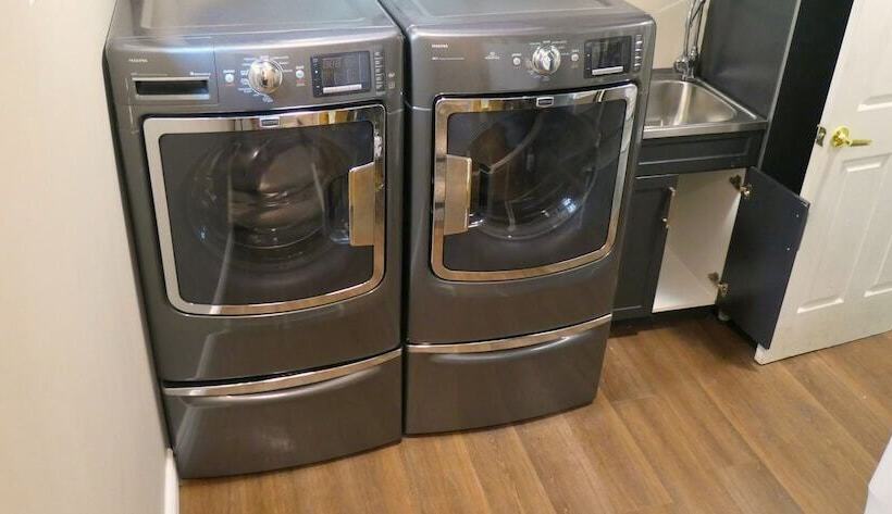 Mountain Views, Steps To Bm Village, Hot Tub, Bbq