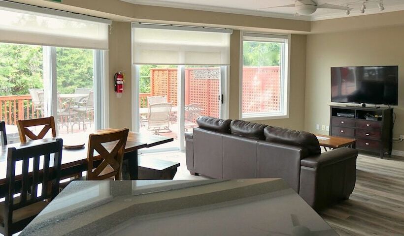 Mountain Views, Steps To Bm Village, Hot Tub, Bbq