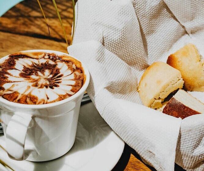 Общежитие The Okaseni Lodge