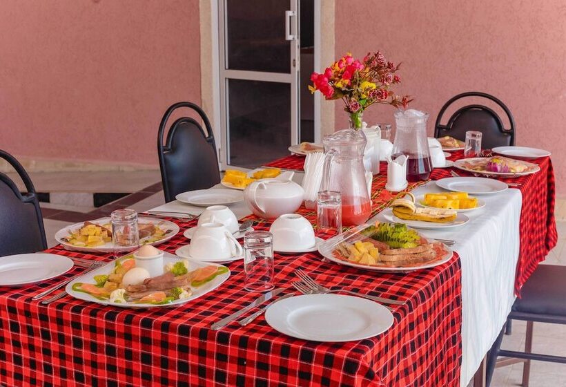 Общежитие The Okaseni Lodge