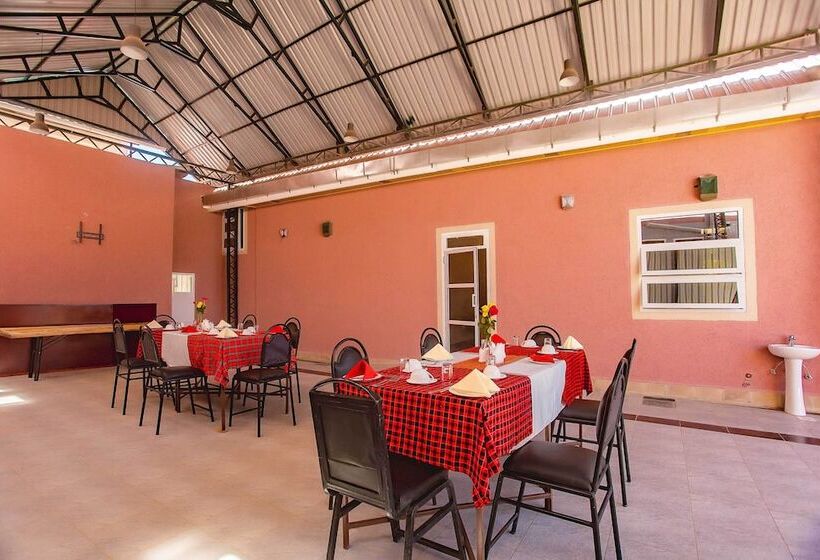 Общежитие The Okaseni Lodge