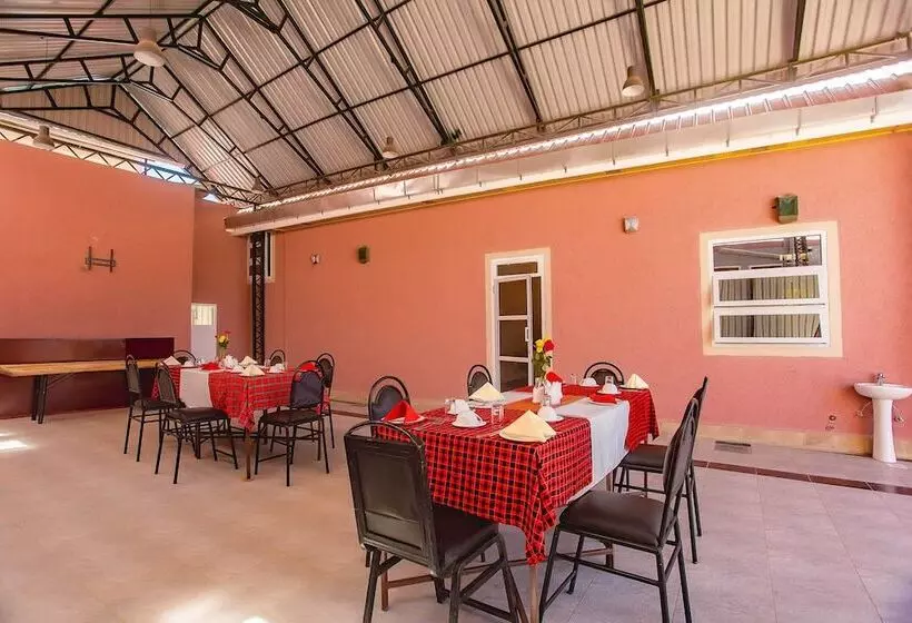 هاستل The Okaseni Lodge