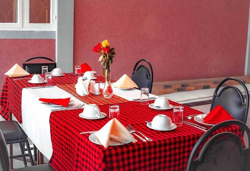 Общежитие The Okaseni Lodge