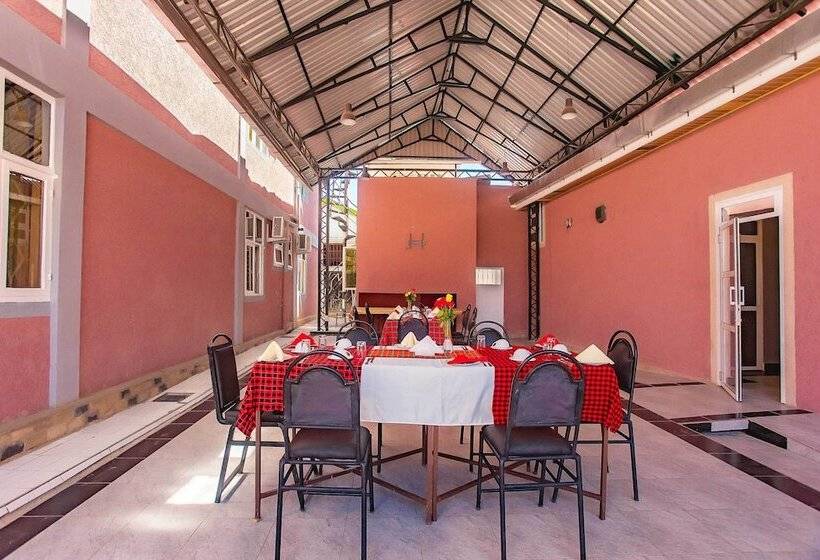 Общежитие The Okaseni Lodge