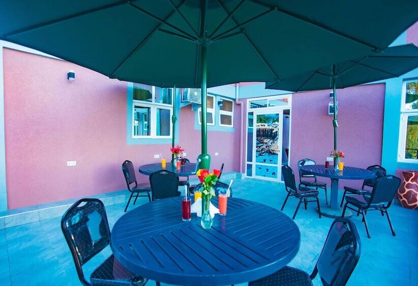 Общежитие The Okaseni Lodge