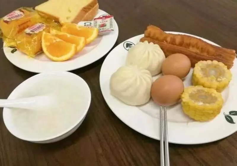 Hotelli Greentree Inn Jiangsu Zhenjiang Dingmao Industrial Park Wode Square Express