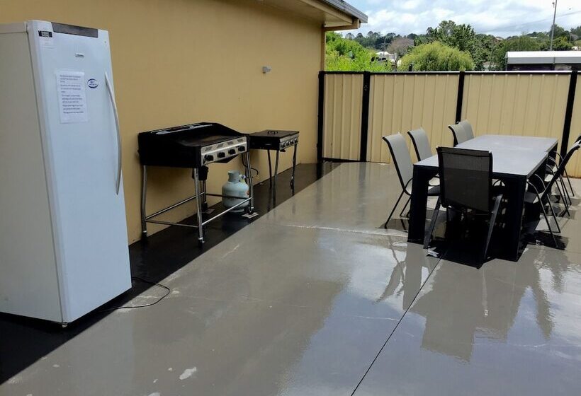 호텔 James Street Motor Inn