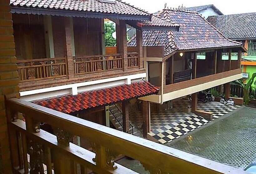 פנסיון Roemah Balewaringin